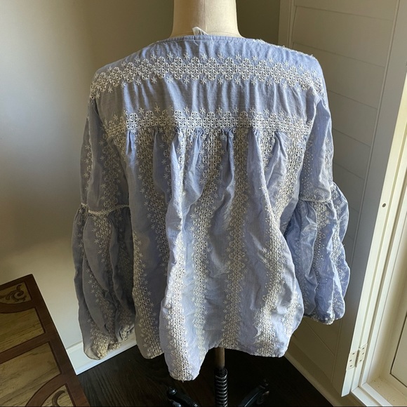 Gap size M eyelet embroidery blue white top V neck full sleeves waist emphasis - Picture 3 of 4